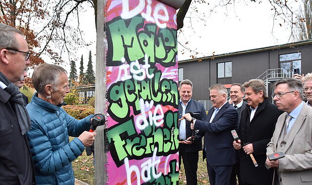 Landrat Klaus Peter Söllner und Zeitzeuge Hans-Jochen Scheidler (links) wollen die „Kulmbacher Mauer“ zum Einsturz bringen – Foto Uschi Prawitz Landrat Klaus Peter Söllner und Zeitzeuge Hans-Jochen Scheidler (links) wollen die „Kulmbacher Mauer“ zum Einsturz bringen – Foto Uschi Prawitz
