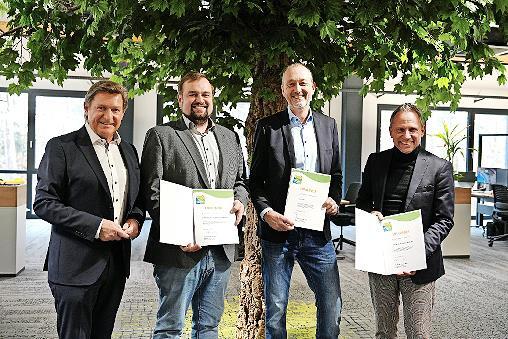 Bei der &Uuml;bergabe der Teilnahmeurkunden in Kasendorf (von rechts: Umweltminister Thorsten Glauber, Michael Ott (Gesch&auml;ftsf&uuml;hrer W.E.T. GmbH), Matthias Sesselmann (Gesch&auml;ftsf&uuml;hrer W.E.T. GmbH) und MdL Rainer Ludwig.