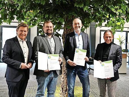 Bei der &Uuml;bergabe der Teilnahmeurkunden in Kasendorf (von rechts: Umweltminister Thorsten Glauber, Michael Ott (Gesch&auml;ftsf&uuml;hrer W.E.T. GmbH), Matthias Sesselmann (Gesch&auml;ftsf&uuml;hrer W.E.T. GmbH) und MdL Rainer Ludwig.