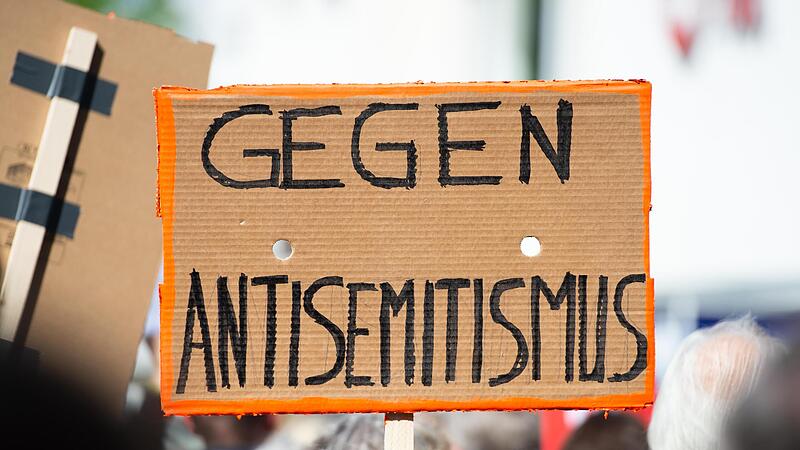 Besonders auch in Unterfranken ist die Zahl judenfeindlicher Vorfälle zuletzt stark angestiegen. Bayerns Staatsregierung will deshalb nun den Kampf gegen Antisemitismus verstärken.