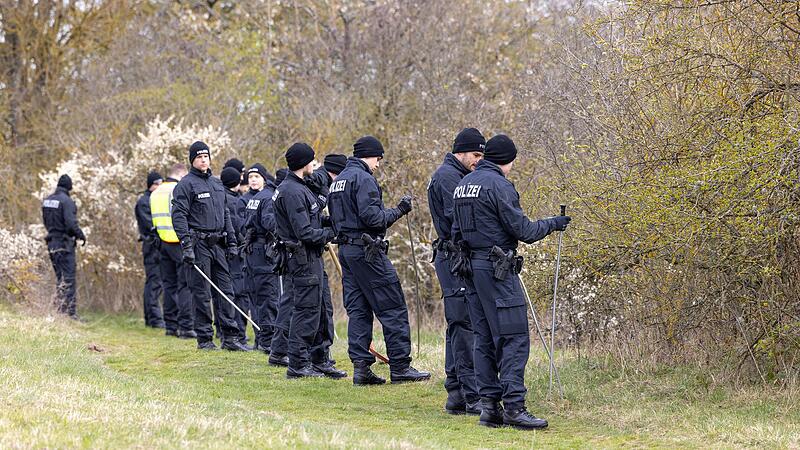 Die Polizei sucht am Dienstag am Würzburger Heuchelhof nach Beweisen im 25 Jahre alten Mordfall Edip Saraç.