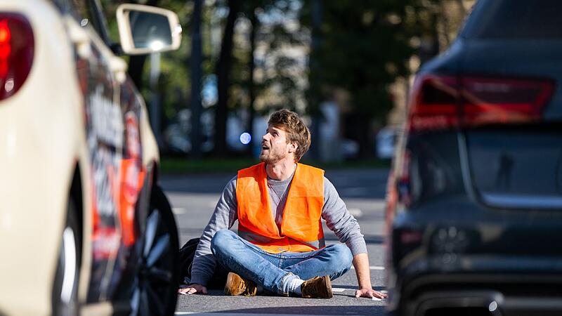 Klimaaktivisten kleben sich auf Stra&szlig;e in M&uuml;nchen fest
