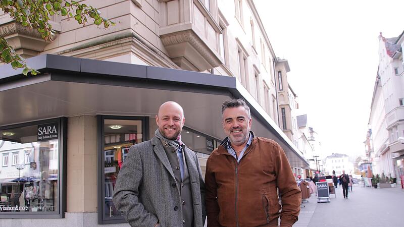Niko Rotschedl und Bernhard Bocks haben den Leerstand im Erdgeschoss des Modehauses Grom beseitigt. Rotschedl &ouml;ffnet aktuell f&uuml;r drei Tage einen Pop-Up-Store in den noch ungenutzten Obergeschossen.