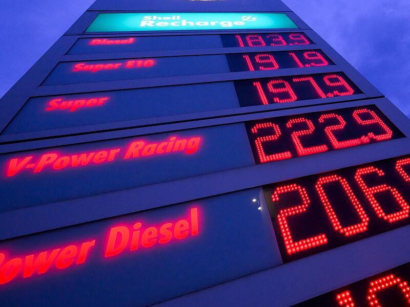 Spritpreise leuchten auf der Anzeigetafel einer Tankstelle in der Region.  Der Krieg im Nahen Osten l&auml;sst die Preise exploodieren &ndash; und die Regierung scheint dagegen keine Bremse zu finden.