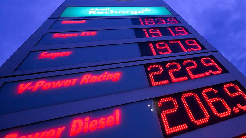 Spritpreise leuchten auf der Anzeigetafel einer Tankstelle in der Region.  Der Krieg im Nahen Osten l&auml;sst die Preise exploodieren &ndash; und die Regierung scheint dagegen keine Bremse zu finden.