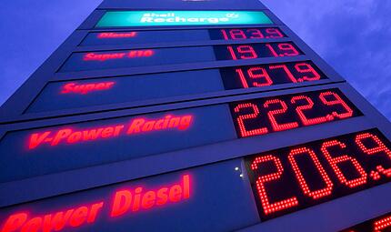 Spritpreise leuchten auf der Anzeigetafel einer Tankstelle in der Region.  Der Krieg im Nahen Osten l&auml;sst die Preise exploodieren &ndash; und die Regierung scheint dagegen keine Bremse zu finden.