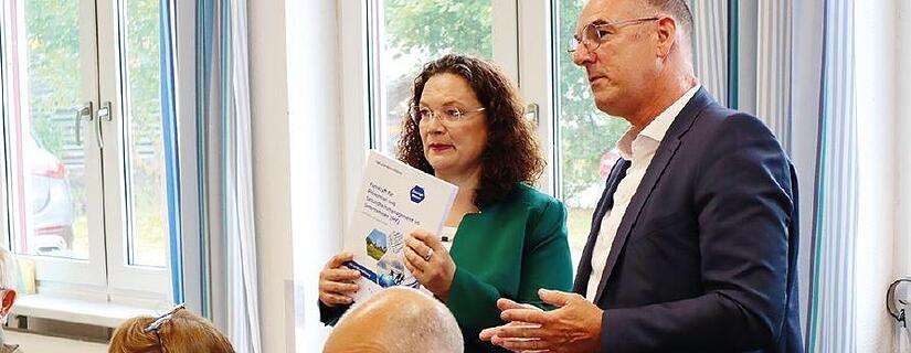 Der Projektleiter für Innovative Qualifizierungen für Bildung bei der DIHK-Bildungs-gGmbH , Stefan Lemanzyk, hat das erste Konzeptexemplar des neuen Qualifizierungslehrgangs „Fachkraft für Prävention und Gesundheitsmanagement im Unternehmen/IHK“ an die Vorstandsvorsitzende der Bundesagentur für Arbeit, Andrea Nahles, übergeben.