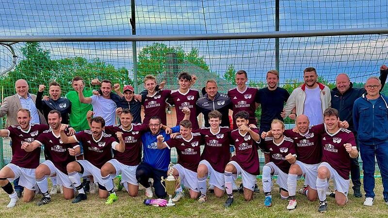 Nach einem knappen 1:0-Erfolg im Finale gegen die SG Oehrberg feierte die SG Stangenroth/Waldberg den Gewinn des Großgemeindepokals Burkardroth.