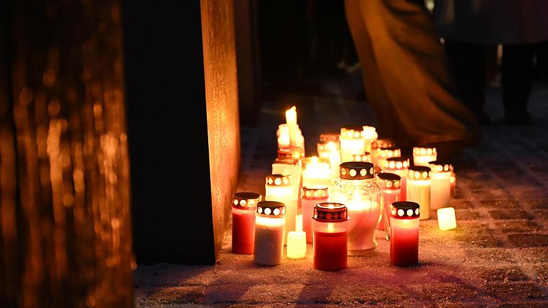 Kerzen stehen vor dem Holocaust-Denkmal f&uuml;r die ermordeten Juden Europas im Rahmen einer Veranstaltung vor dem Jahrestag der Befreiung des Vernichtungslagers Auschwitz am 27. Januar 1945.
