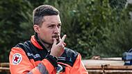 Seine Arbeitskleidung leuchtet: Hannes Mirsberger im Rettungsanzug.