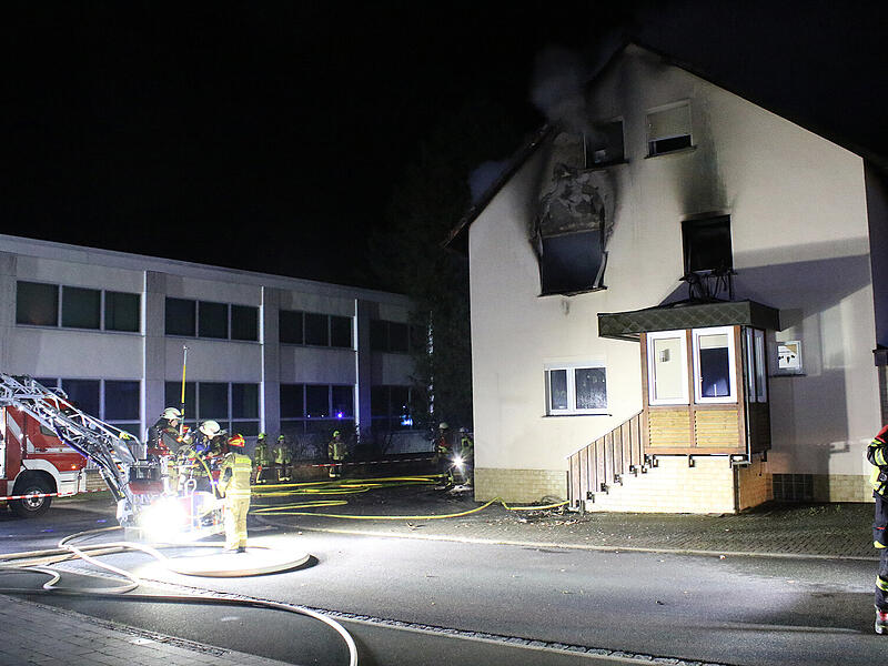 In der Nacht ist in Sonnefeld ein Brand ausgebrochen.  Viele Rettungskr&auml;fte r&uuml;ckten aus, auch ein Heli.