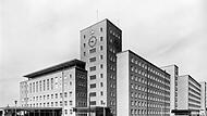 Symbol des Wirtschaftsaufschwungs: Siemens errichtete Ende der 1940er Jahr das Verwaltungsgebäude in Erlangen. 1953 war es fertiggestellt. Im Volksmund wird es aufgrund seiner rosafarbenen Fassade noch heute „Himbeerpalast“ genannt. Symbol des Wirtschaftsaufschwungs: Siemens errichtete Ende der 1940er Jahr das Verwaltungsgebäude in Erlangen. 1953 war es fertiggestellt. Im Volksmund wird es aufgrund seiner rosafarbenen Fassade noch heute „Himbeerpalast“ genannt.