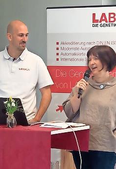 Genetikexperte Dipl. Biol. Hubert Bauer bei der anschließenden Live-Fragerunde mit Dr. Christina Weimann, die wie jedes Jahr durch das Programm des Züchtertags führte.