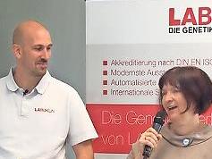 Genetikexperte Dipl. Biol. Hubert Bauer bei der anschließenden Live-Fragerunde mit Dr. Christina Weimann, die wie jedes Jahr durch das Programm des Züchtertags führte.