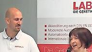 Genetikexperte Dipl. Biol. Hubert Bauer bei der anschließenden Live-Fragerunde mit Dr. Christina Weimann, die wie jedes Jahr durch das Programm des Züchtertags führte.