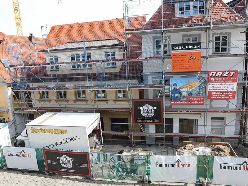 In der Hauptstraße 61 und 63 (ehem. Metzgerei Belzer) ziehen schon bald zwei Läden ein: Extra Fashion und Andows.Leerstände in Forchheim: Das tut sich in der Innenstadt In der Hauptstraße 61 und 63 (ehem. Metzgerei Belzer) ziehen schon bald zwei Läden ein: Extra Fashion und Andows.
