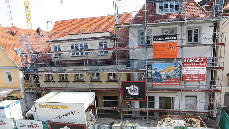 In der Hauptstraße 61 und 63 (ehem. Metzgerei Belzer) ziehen schon bald zwei Läden ein: Extra Fashion und Andows.Leerstände in Forchheim: Das tut sich in der Innenstadt In der Hauptstraße 61 und 63 (ehem. Metzgerei Belzer) ziehen schon bald zwei Läden ein: Extra Fashion und Andows.