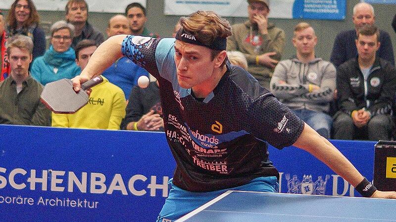 Filip Zeljko spielt für den TSV Bad Königshofen mit einem sechseckigen Tischtennisschläger. Filip Zeljko spielt für den TSV Bad Königshofen mit einem sechseckigen Tischtennisschläger.