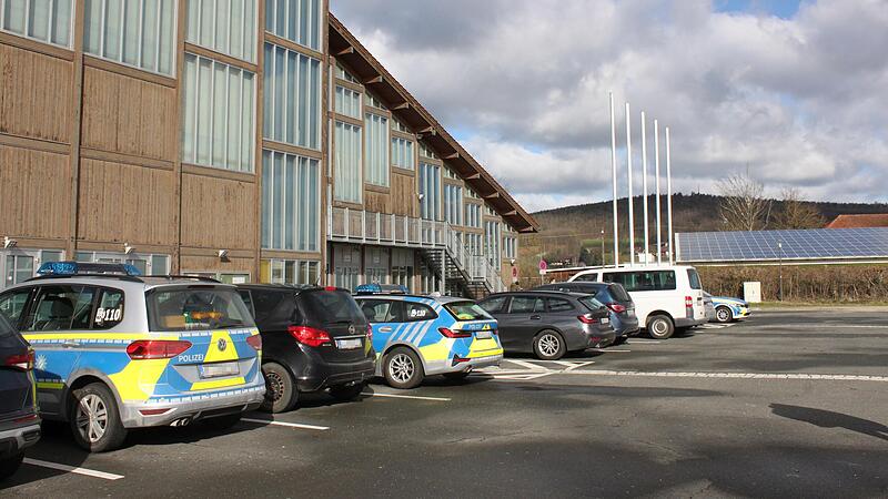 Mehrere Streifenwagen parken am Montagfr&uuml;h im Eingangsbereich der Lichtenfelser Stadthalle. Grund daf&uuml;r ist ein Thema, &uuml;ber das der Kreisausschuss an dem Tag zu beschlie&szlig;en hat: die geplante Container-Unterbringung von Gefl&uuml;chteten bei Schney.