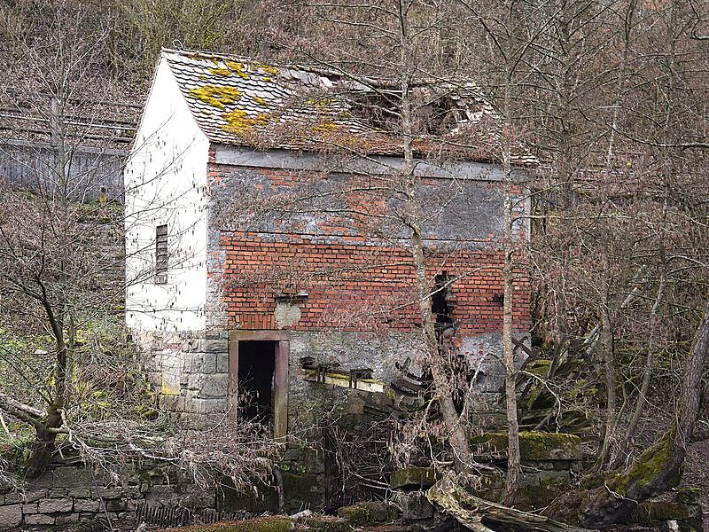 &bdquo;Lost Place an der Fr&auml;nkischen Saale bei Hammelburg. Jedes Jahr ein L&ouml;chlein mehr.&ldquo;