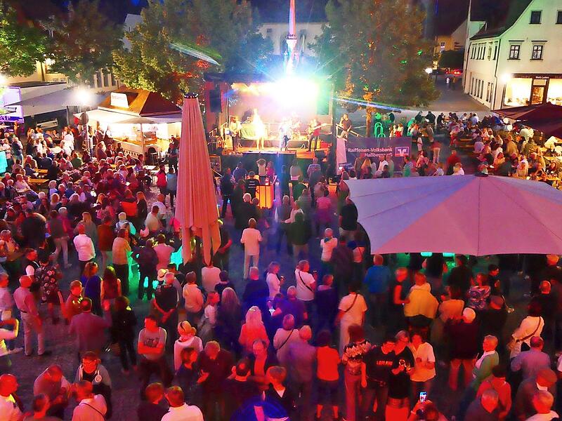 Das &bdquo;Abendlicht&ldquo; auf dem Ha&szlig;furter Marktplatz ist l&auml;ngst zu einem Besuchermagneten geworden.