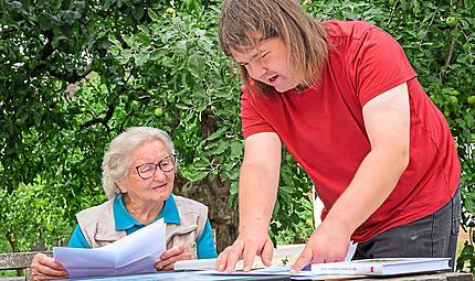 Namen, Orte und Jahreszahlen werden zu Familiengeschichte: Christian Zametzer erklärt Rosa Schmitt aus Baad, wie sich ihre väterliche Linie von Wimmelbach über Hausen und Elsenberg bis nach Baad verfolgen lässt.Forchheim & Fränkische Schweiz Namen, Orte und Jahreszahlen werden zu Familiengeschichte: Christian Zametzer erklärt Rosa Schmitt aus Baad, wie sich ihre väterliche Linie von Wimmelbach über Hausen und Elsenberg bis nach Baad verfolgen lässt.