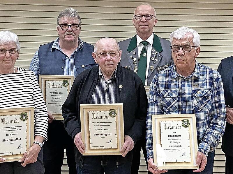 Die Geehrten der Almrauschsch&uuml;tzen: (von links) 2. Sch&uuml;tzenmeisterin Heike Kohlhepp, Heidi Brust, Winfried Heim, Klaus Halemba, Dieter Schweinitzer, Erich Heim und Thomas Bold.