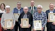 Die Geehrten der Almrauschsch&uuml;tzen: (von links) 2. Sch&uuml;tzenmeisterin Heike Kohlhepp, Heidi Brust, Winfried Heim, Klaus Halemba, Dieter Schweinitzer, Erich Heim und Thomas Bold.