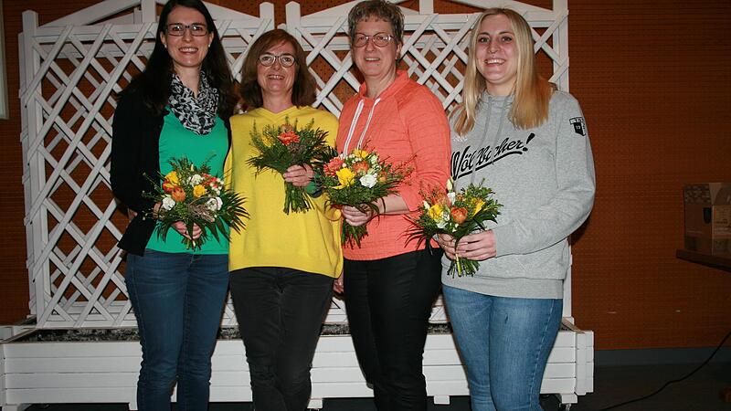 Für 25 Jahre Vereinstreue wurden Stefanie Schäfer, Birgit Warmuth, Michaela Metz und Elisa Beranek geehrt.
