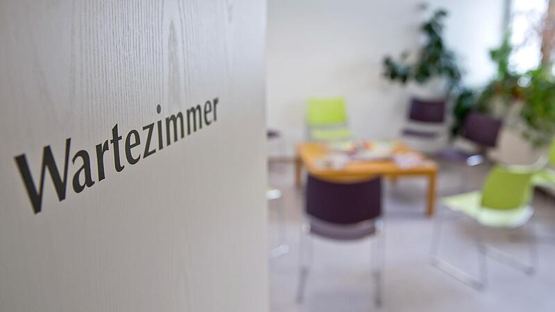 Bis ins Wartezimmer eines Facharztes kommen viele Patienten nur nach langer Zeit. Bis ins Wartezimmer eines Facharztes kommen viele Patienten nur nach langer Zeit.