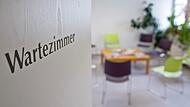 Bis ins Wartezimmer eines Facharztes kommen viele Patienten nur nach langer Zeit.
