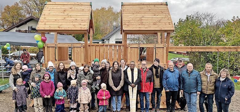 Familien der Elterninitiative, Pfarrer Bill Augustin Mikambu, 1. Bürgermeister Mario Götz, Ortssprecher Johannes Fröhlich und diverse Vereinsvertreter bei der Spielplatzeröffnung.