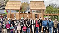 Familien der Elterninitiative, Pfarrer Bill Augustin Mikambu, 1. Bürgermeister Mario Götz, Ortssprecher Johannes Fröhlich und diverse Vereinsvertreter bei der Spielplatzeröffnung.