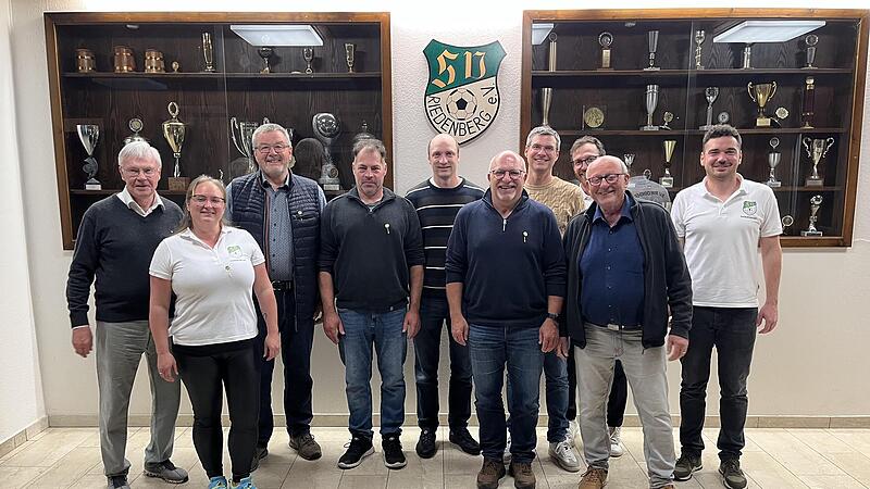 Für 40-jährige Mitgliedschaft wurden Mitglieder mit der Vereinsnadel in Gold geehrt. Unser Bild zeigt  (von links): Ehrenamtbeauftragten Stefan Schmitt, Vorstandsmitglied Mitglied Manuela Schuhmann, Joachim Hartling, Markus Hildmann, Roland Weigan...