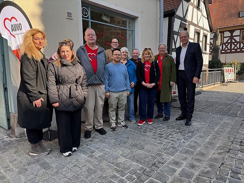 Alg&uuml;z F&uuml;son und Michaela Reitinger (vorne von links), die beiden Mitarbeiterinnen in der neuen Pflegestation, mit G&auml;sten in Herzogenaurach.