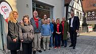 Alg&uuml;z F&uuml;son und Michaela Reitinger (vorne von links), die beiden Mitarbeiterinnen in der neuen Pflegestation, mit G&auml;sten in Herzogenaurach.