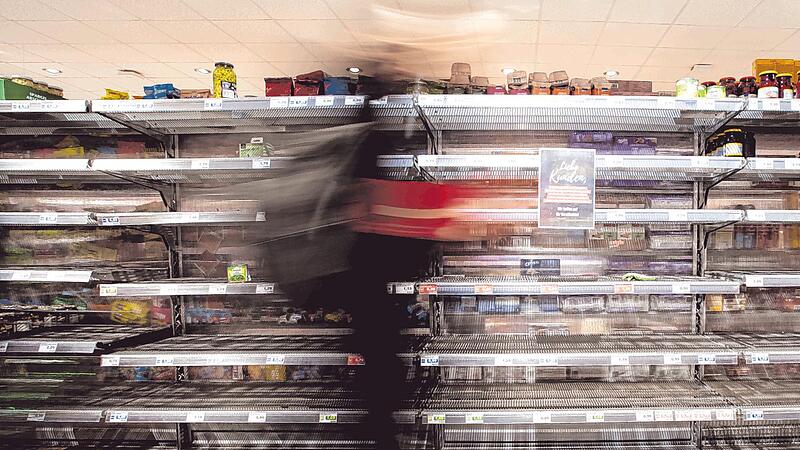 Vor leeren Regalen haben während der Corona-Pandemie schon viele gestanden. In den USA fehlt nun Baby-Nahrung. Der Druck auf die Biden-Regierung nimmt zu, den Notstand zu beheben.