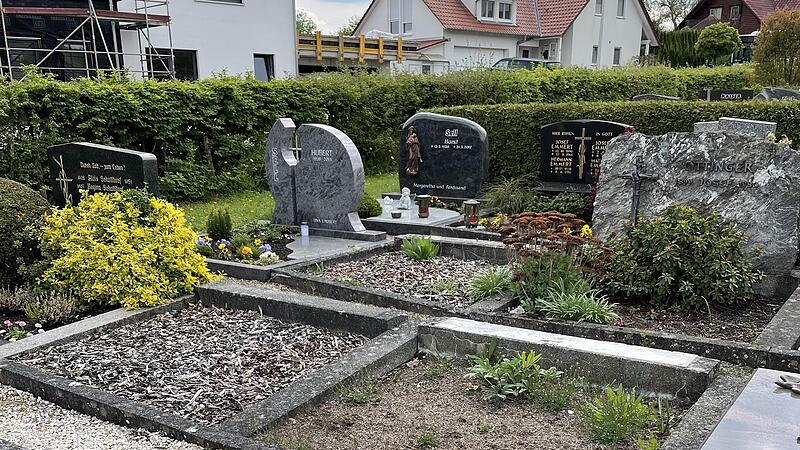 So sah der Friedhof vor der Entfernung der Einfassungen aus. So sah der Friedhof vor der Entfernung der Einfassungen aus.