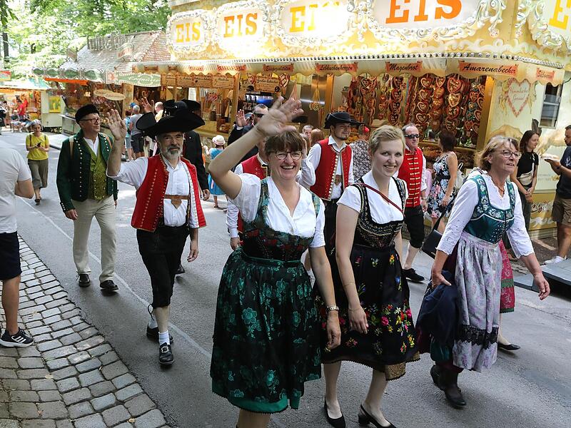 Sie sind das Herzst&uuml;ck des Annafest-Umzugs: Die vielen Vereine.Der Annafest-Umzug in Forchheim 2022