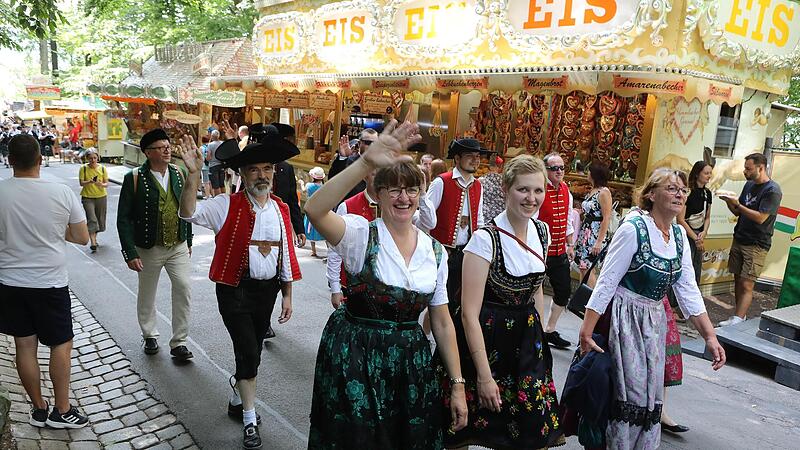 Sie sind das Herzst&uuml;ck des Annafest-Umzugs: Die vielen Vereine.Der Annafest-Umzug in Forchheim 2022