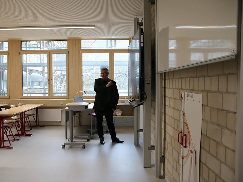 Schulleiter Karl-Heinz S&auml;nger in saniertem Klassenzimmer des Arnold-Gymnasiums Neustadt