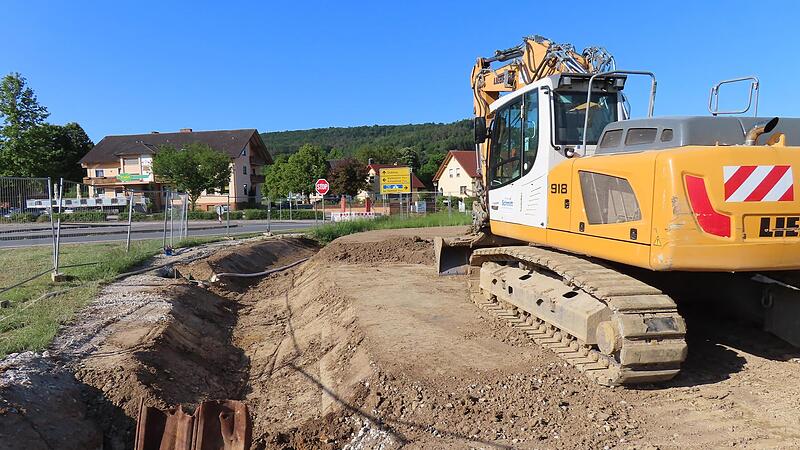 Die Hauptleitung ist gelegt. Nun wird die Anschlussleitung zum Hochbeh&auml;lter Lautergrund in Angriff genommen.