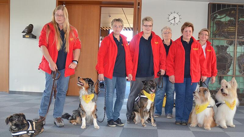 Ein Foto von der Besuchshundegruppe des ASB in Neustadt aus der Anfangszeit (von links): Monika Dressel mit Senna, Anja Reisenweber mit Lucie, Martina Heinze mit Wanda, Renate Gretzbach, Helga Rölke mit Simba und Balu sowie Heidi Weyh, deren Hündi...
