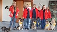 Ein Foto von der Besuchshundegruppe des ASB in Neustadt aus der Anfangszeit (von links): Monika Dressel mit Senna, Anja Reisenweber mit Lucie, Martina Heinze mit Wanda, Renate Gretzbach, Helga Rölke mit Simba und Balu sowie Heidi Weyh, deren Hündi...
