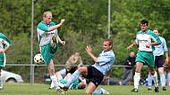 Spielertrainer Jürgen Renk (weißes Trikot) im Spiel gegen die DJK Tütschengereuth.