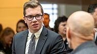 Trotz "satzungswidriger Mitgliederaufnahmen" im AfD-Kreisverband Würzburg vor seiner Kür zum Landtagskandidaten 2023 darf Daniel Halemba weiter in der Rechtsaußen-Partei bleiben.&nbsp;