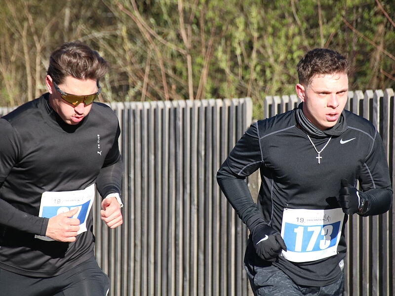 Strahlender Sonnenschein, aber nur niedrige Plusgrade erwartete die L&auml;ufer beim 19. Obermain-Marathon rund um Bad Staffelstein. Die Marathon-Strecke f&uuml;hrte wieder an den beiden Wahrzeichen der Kurstadt, dem Kloster Banz und der Basilika Vierzehnheiligen vorbei.