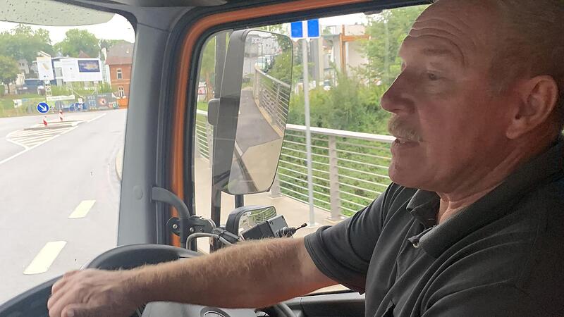 Roland Scheler arbeitet seit 40 Jahren beim CEB. Mit der Gro&szlig;kehrmaschine f&auml;hrt er fr&uuml;hmorgens durch Coburg und macht die Stadt sauber.