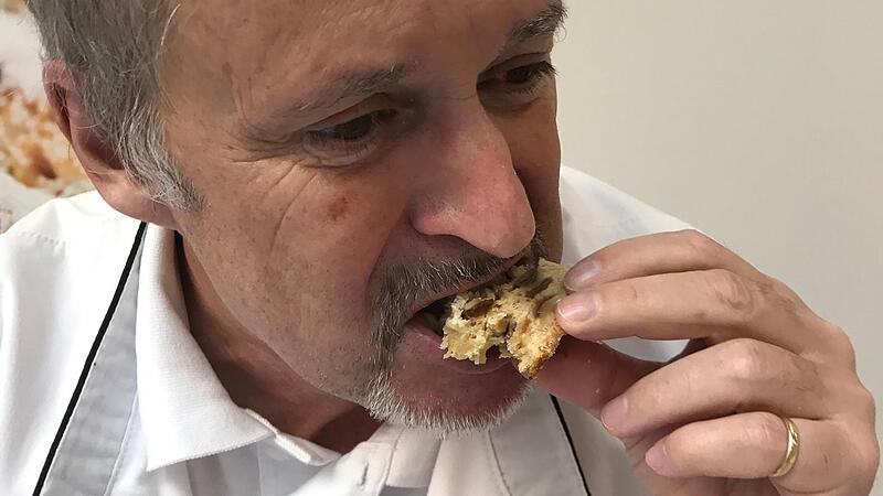 Manfred Stiefel vom Deutschen Brotinstitut bei der Arbeit: Maßgeblich für sein Urteil ist unter anderem der Geschmack der eingereichten Stollenproben. Manfred Stiefel vom Deutschen Brotinstitut bei der Arbeit: Maßgeblich für sein Urteil ist unter anderem der Geschmack der eingereichten Stollenproben.