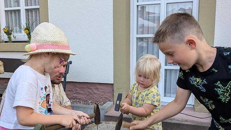 Die jüngsten Festbesucher hämmerten um die Wette. Die jüngsten Festbesucher hämmerten um die Wette.